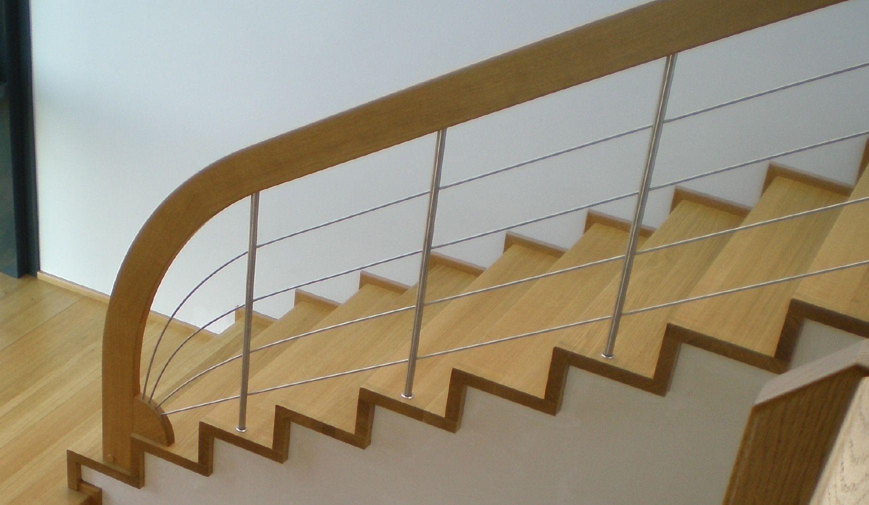 Betontreppe mit einem Stufenbelagsystem aus Holz